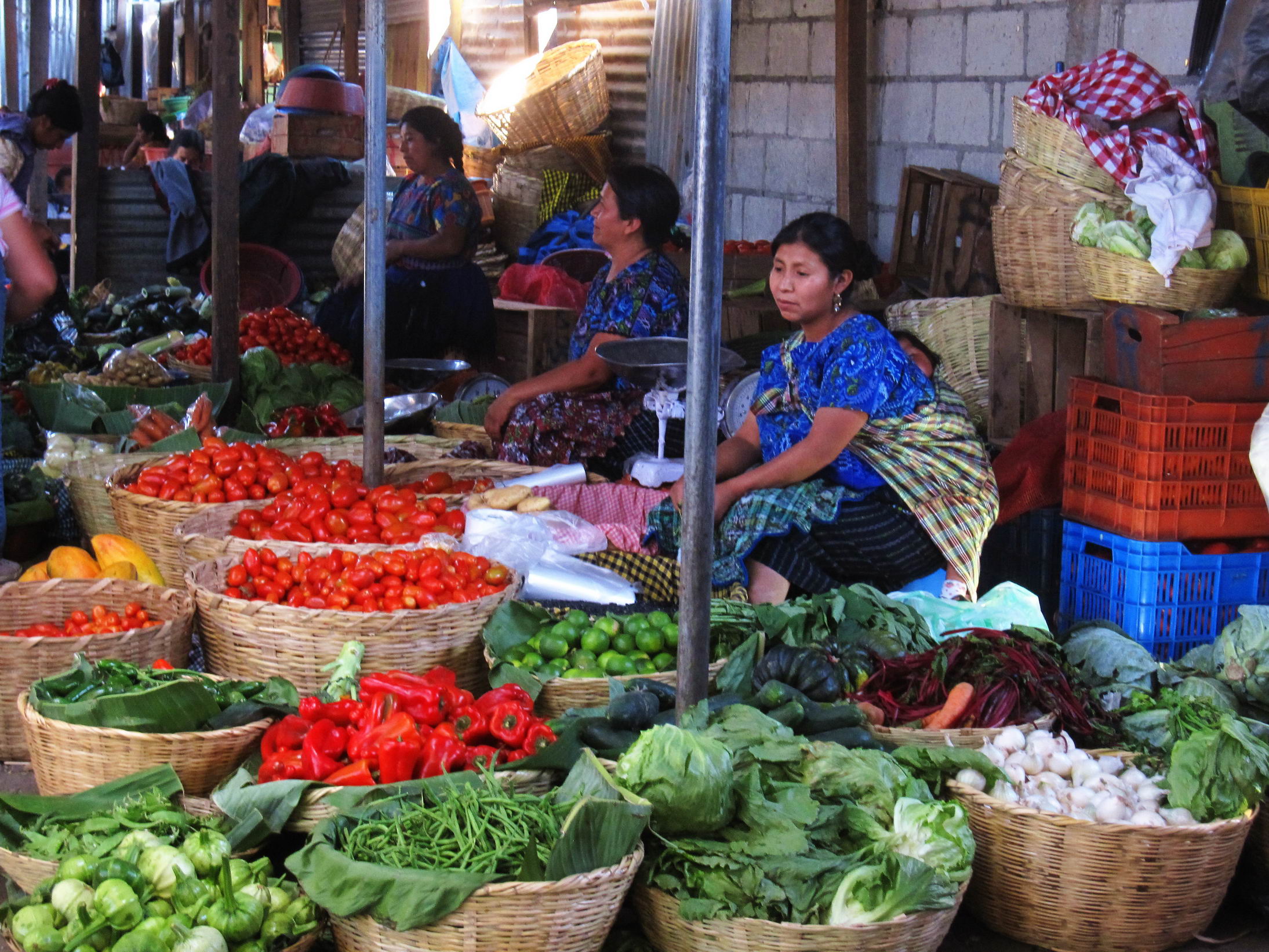 drei Marktfrauen in blau