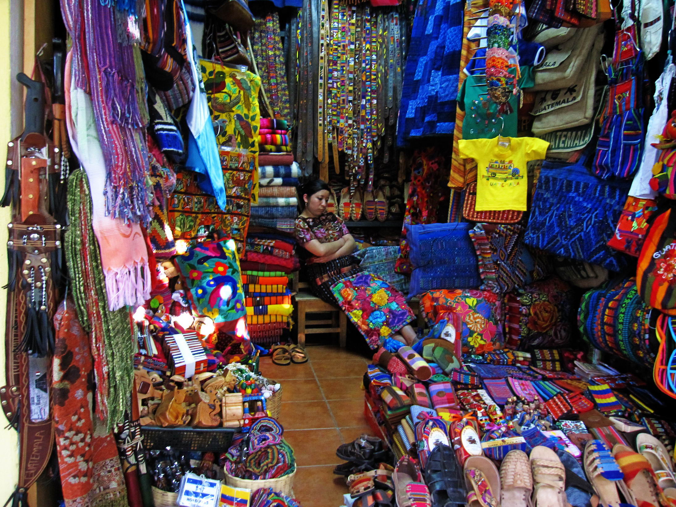 die Verkäuferin verschmilzt mit ihren Waren zu einem Farbenmosaik