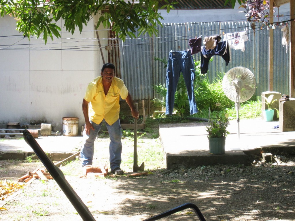 Mein Gastpapa beim Holzhacken