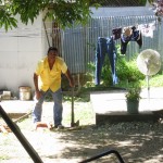 Mein Gastpapa beim Holzhacken Mein Gastpapa beim Holzhacken