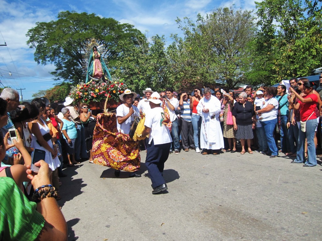 Traditionell ist der Tanz, bei dem ein Tico als Pferd verkleidet ist, der andere eine kleine Puppe hält, und beide balzartig umeinanderherumtanzen - das Ganze natürlich mit dem Segen der katholischen Kirche