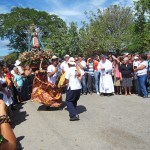 Umzug in Nicoya Traditionell ist der Tanz, bei dem ein Tico als Pferd verkleidet ist, der andere eine kleine Puppe hält, und beide balzartig umeinanderherumtanzen - das Ganze natürlich mit dem Segen der katholischen Kirche