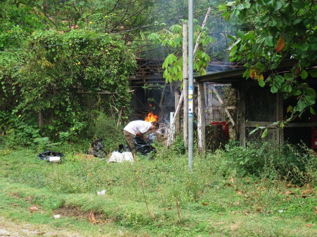 haben kein Geld für die Müllabfuhr und verbrennen jeden Morgen ihren ganzen Abfall. Über unseren Hof zieht dann eine Giftwolke, die einem den Atem nimmt. Meine Gastmama freut sich besonders dann, wenn sie gerade die frische Wäsche zum Trocknen aufgehängt hat.