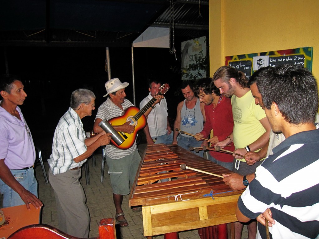 Marimbasession (Basti ist auch nicht mehr wirklich von einem Tico zu unterscheiden)