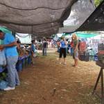 in Santa Cruz auf dem Markt hinten die beiden Freiwilligen Tanja und Adrian, links Basti