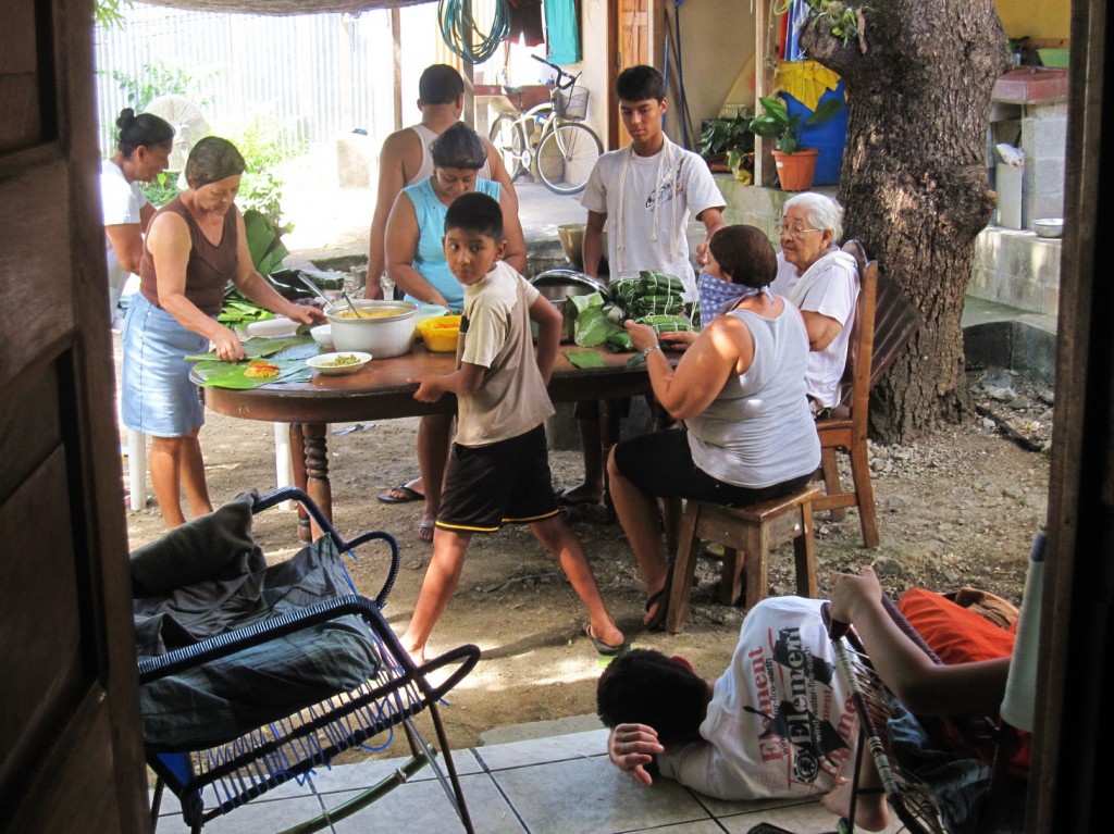 meine Familie beim Tamalesproduzieren im kleinen Stil