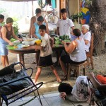 meine Familie beim Tamalesproduzieren im kleinen Stil meine Familie beim Tamalesproduzieren im kleinen Stil