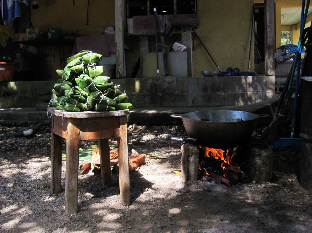 mit Tamalesberg und Feuertopf