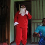 Olibet im Weihnachtsmannkostüm das eigentlich für meinen Gastbruder für das Krippenspiel (?) bestimmt ist